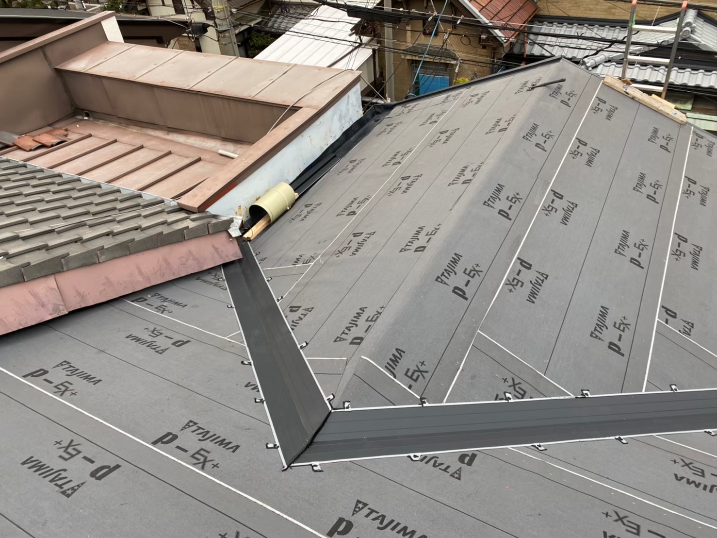 防水紙設置後谷板金設置
